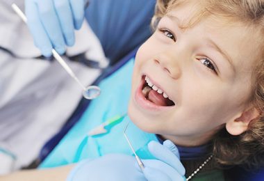Kind bei der Prophylaxe beim Zahnarzt