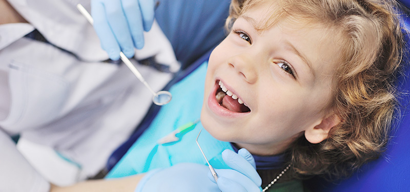 Kind bei der Prophylaxe beim Zahnarzt